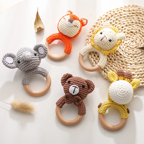 Baby Beißring & Rassel aus Holz – Häkeltiermotiv, BPA-frei