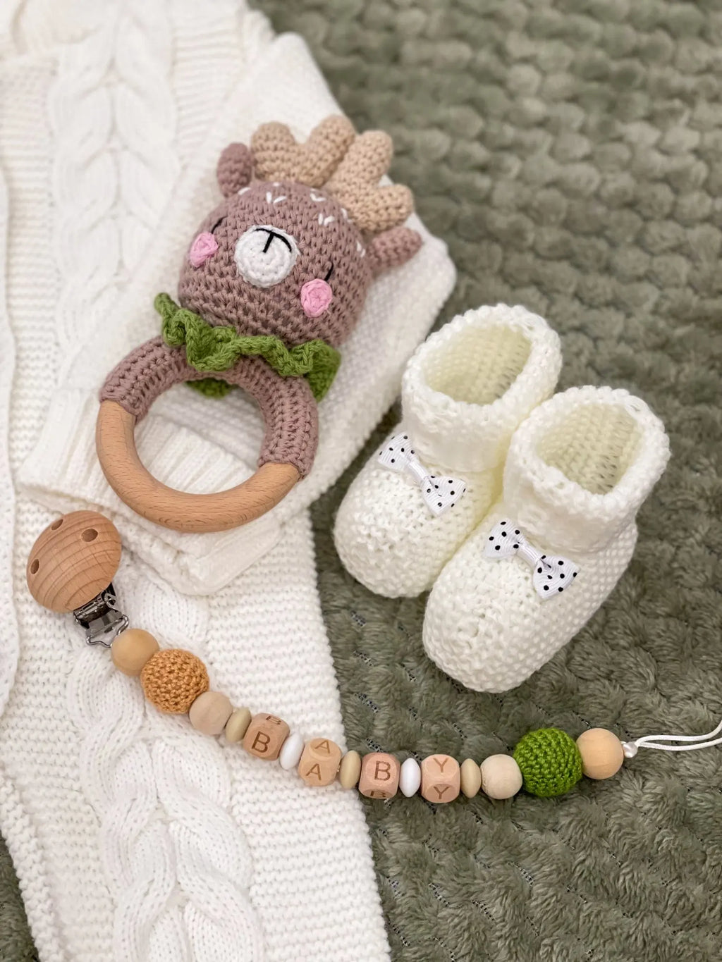 Baby Beißring & Rassel aus Holz – Häkeltiermotiv, BPA-frei